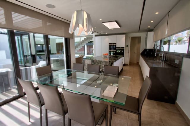 7 soverom Villa til salgs i Puerto Banus, Marbella med svømmebasseng garasje - € 4 950 000 (Ref: 10001375)