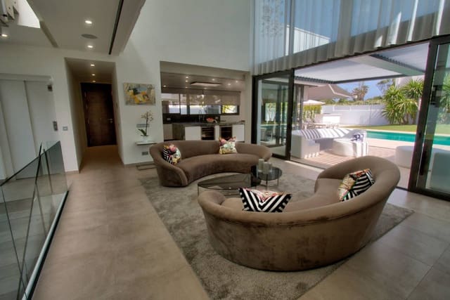 7 soverom Villa til salgs i Puerto Banus, Marbella med svømmebasseng garasje - € 4 950 000 (Ref: 10001375)