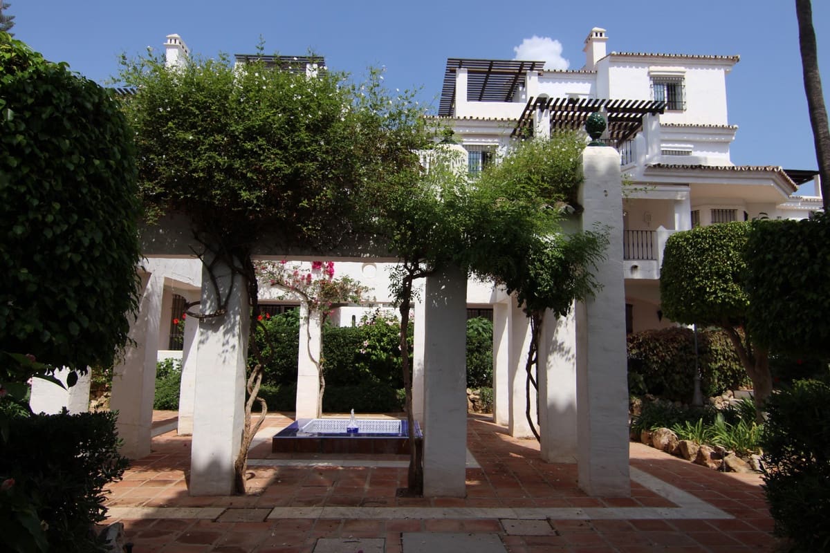 3 sovrum Lägenhet till salu i Nueva Andalucia med pool garage - 339 000 € (Ref: 10001376)
