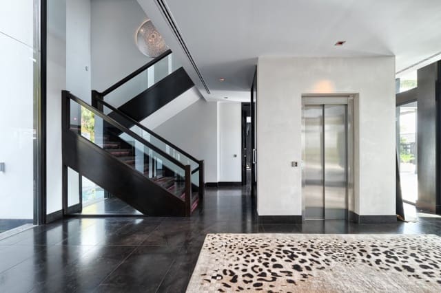 8 sypialnia Willa na sprzedaż w Marbella z basenem garażem - 5 900 000 € (Ref: 10001379)