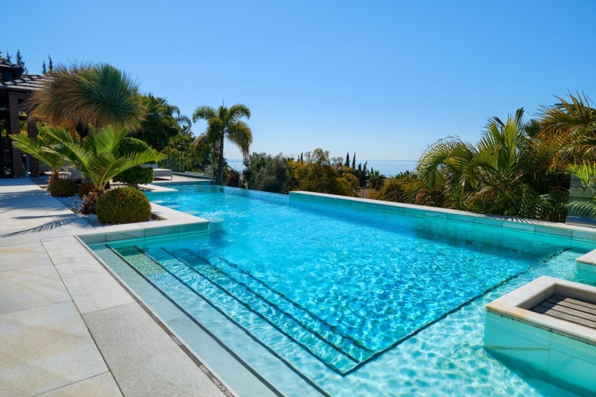 8 sypialnia Willa na sprzedaż w Marbella z basenem garażem - 5 900 000 € (Ref: 10001379)