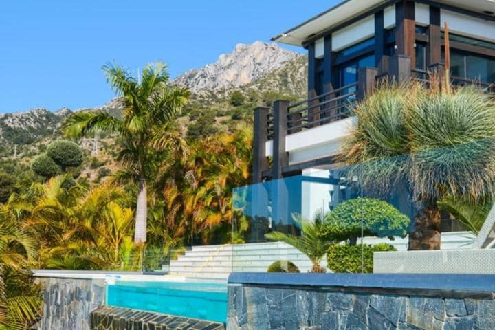 8 sypialnia Willa na sprzedaż w Marbella z basenem garażem - 5 900 000 € (Ref: 10001379)