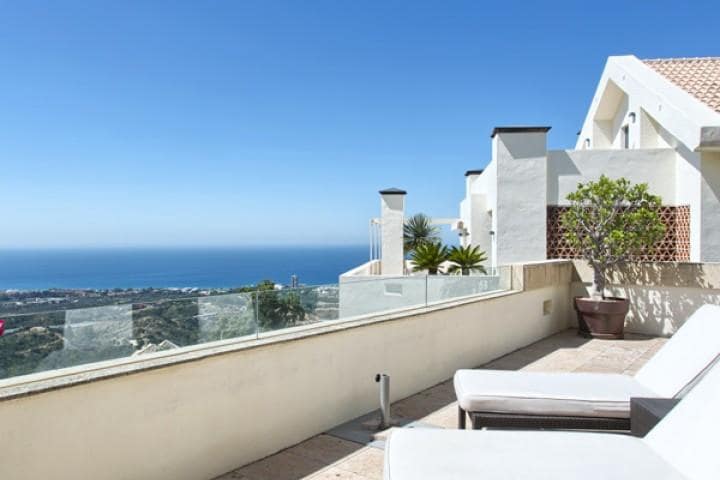 3 chambre Penthouse à vendre à Marbella avec piscine garage - 975 000 € (Ref: 10001384)