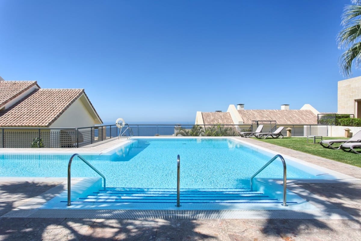 3 chambre Penthouse à vendre à Marbella avec piscine garage - 975 000 € (Ref: 10001384)