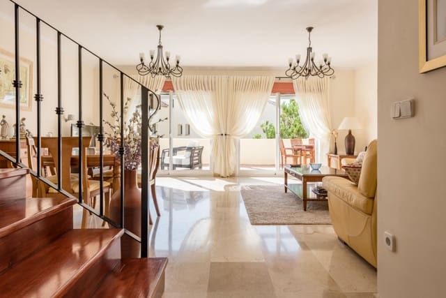 3 sypialnia Dom na sprzedaż w Marbella z basenem garażem - 365 000 € (Ref: 10001388)