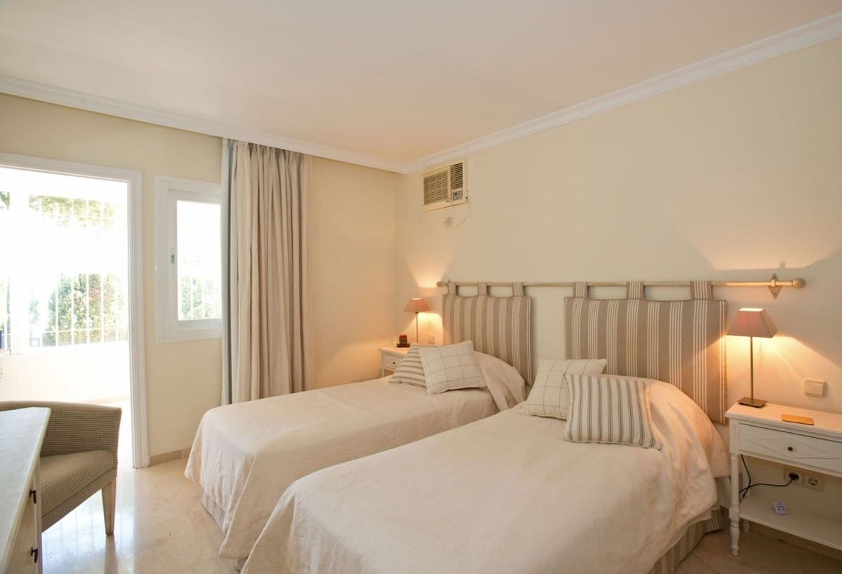 4 sypialnia Willa na sprzedaż w Marbella z basenem garażem - 1 245 000 € (Ref: 10001389)