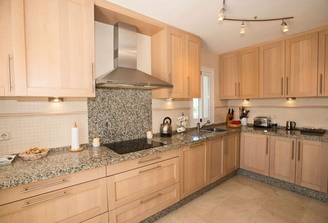 4 sypialnia Willa na sprzedaż w Marbella z basenem garażem - 1 245 000 € (Ref: 10001389)