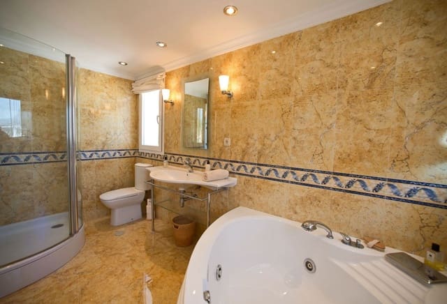 4 sypialnia Willa na sprzedaż w Marbella z basenem garażem - 1 245 000 € (Ref: 10001389)