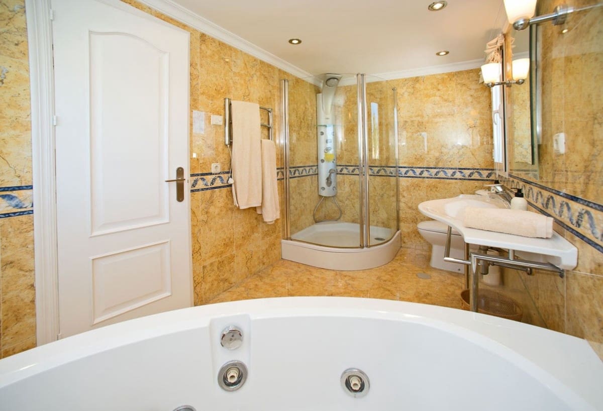 4 sypialnia Willa na sprzedaż w Marbella z basenem garażem - 1 245 000 € (Ref: 10001389)