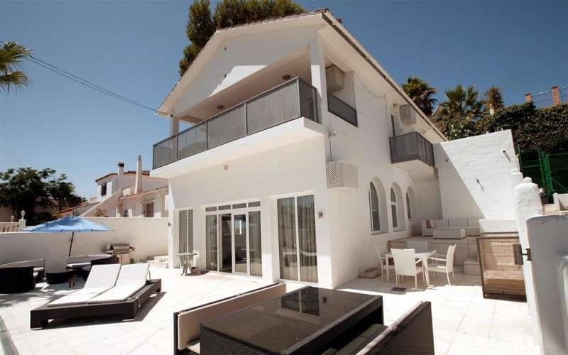 4 soveværelse Villa til salg i Marbella med swimmingpool garage - € 995.000 (Ref: 10001390)