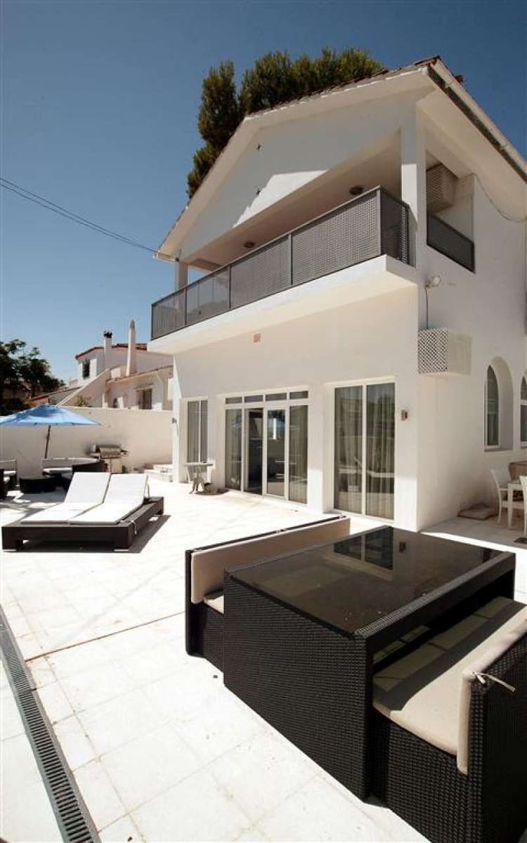 4 soveværelse Villa til salg i Marbella med swimmingpool garage - € 995.000 (Ref: 10001390)