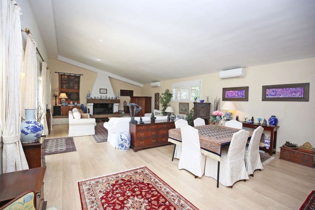 4 bedroom Villa for sale in Marbella with pool garage - € 1,045,000 (Ref: 10001393)