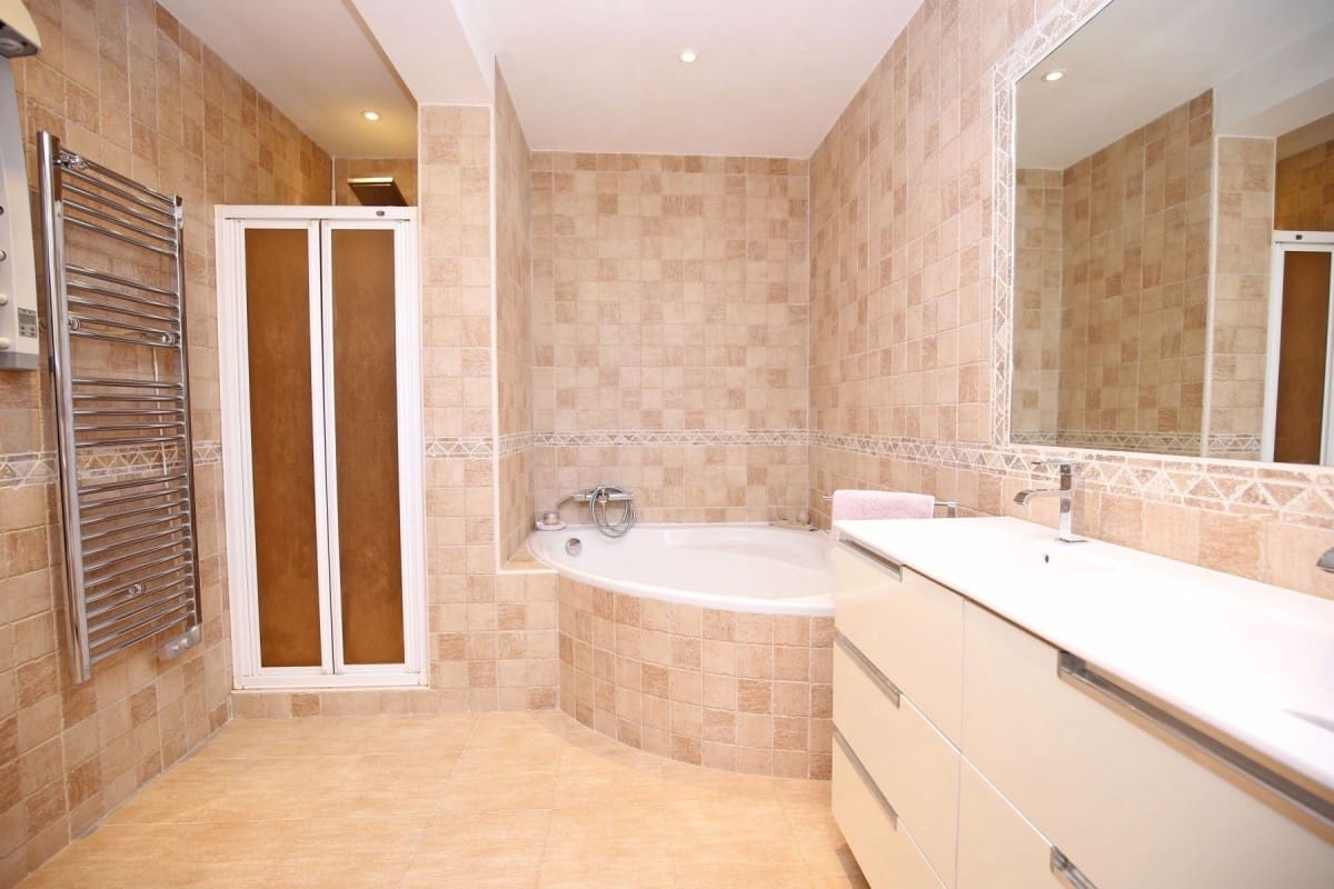 4 bedroom Villa for sale in Marbella with pool garage - € 1,045,000 (Ref: 10001393)