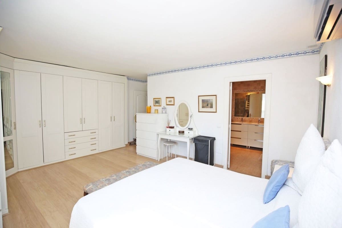 4 bedroom Villa for sale in Marbella with pool garage - € 1,045,000 (Ref: 10001393)