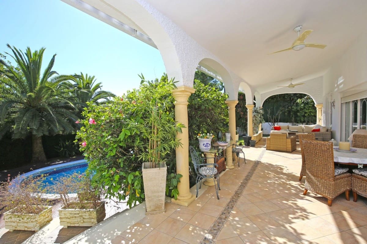 4 bedroom Villa for sale in Marbella with pool garage - € 1,045,000 (Ref: 10001393)