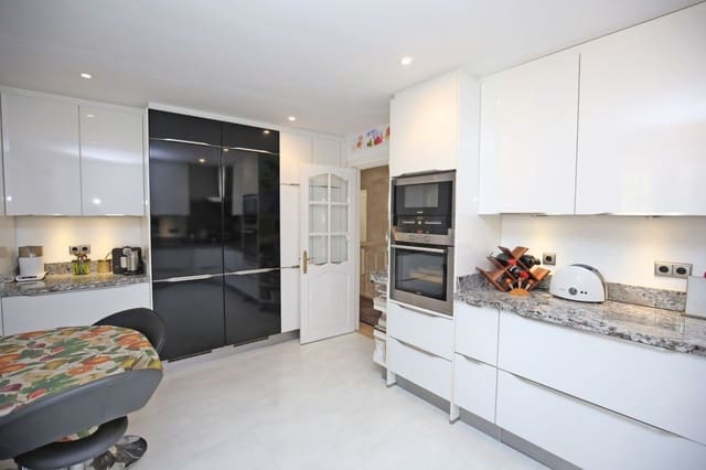 4 bedroom Villa for sale in Marbella with pool garage - € 1,045,000 (Ref: 10001393)