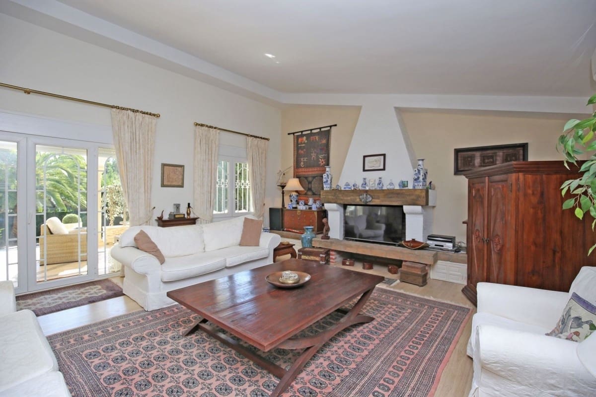 4 bedroom Villa for sale in Marbella with pool garage - € 1,045,000 (Ref: 10001393)