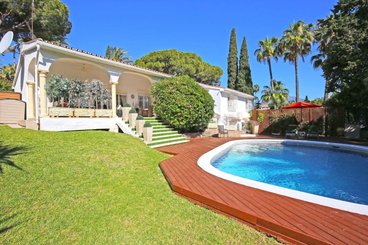 4 bedroom Villa for sale in Marbella with pool garage - € 1,045,000 (Ref: 10001393)