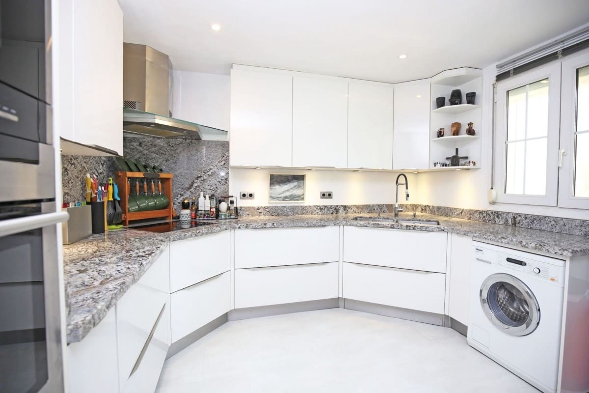4 bedroom Villa for sale in Marbella with pool garage - € 1,045,000 (Ref: 10001393)