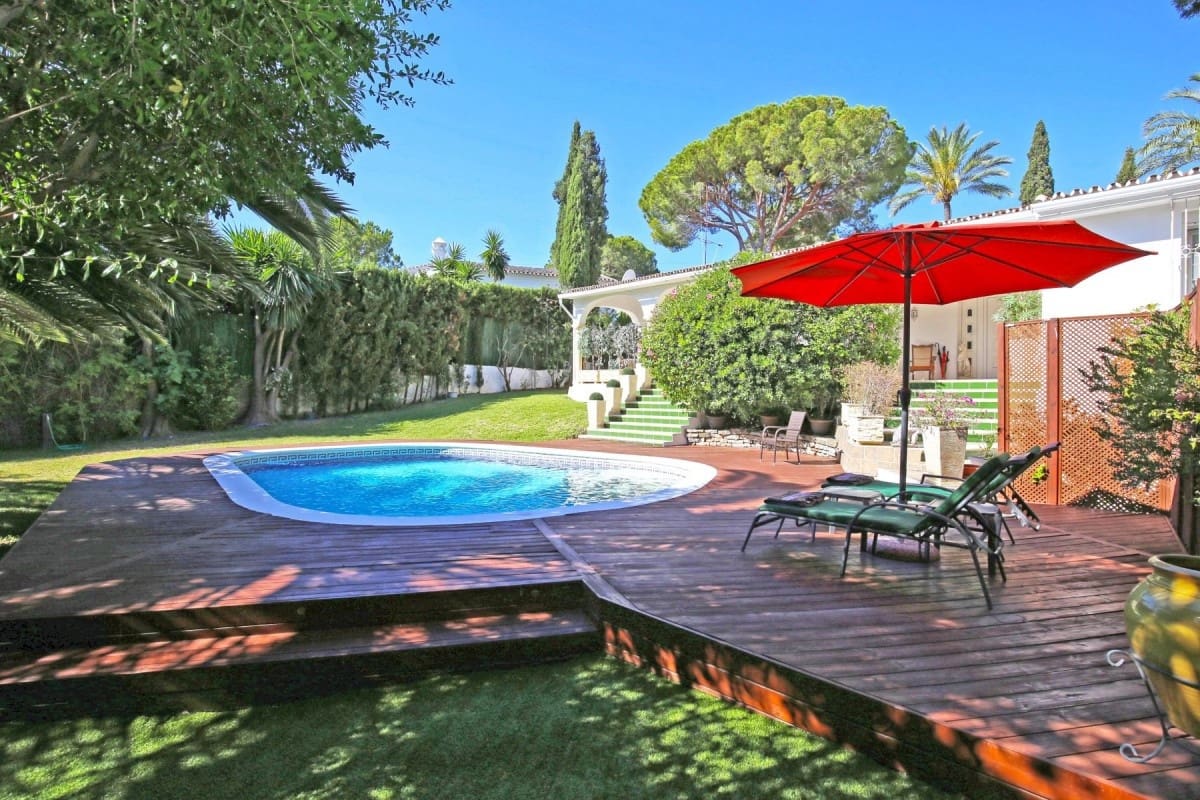 4 bedroom Villa for sale in Marbella with pool garage - € 1,045,000 (Ref: 10001393)