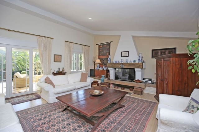 4 bedroom Villa for sale in Marbella with pool garage - € 1,045,000 (Ref: 10001393)