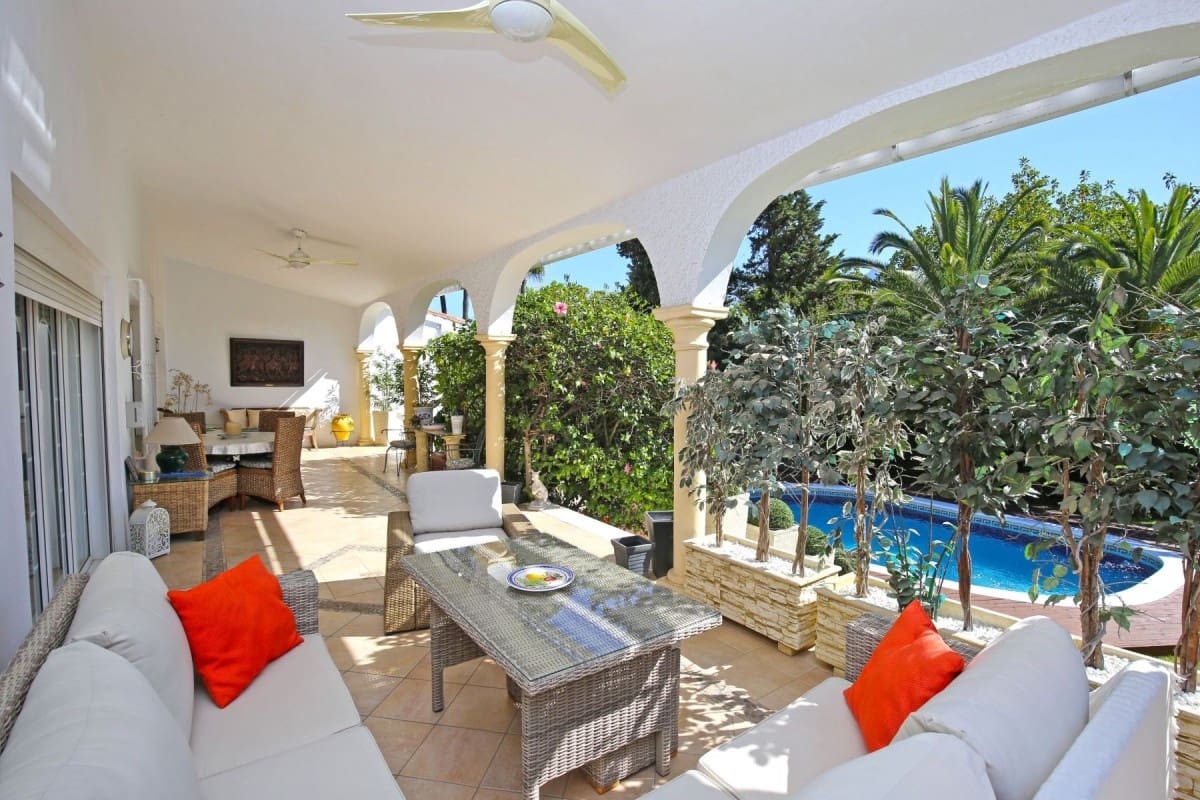 4 bedroom Villa for sale in Marbella with pool garage - € 1,045,000 (Ref: 10001393)