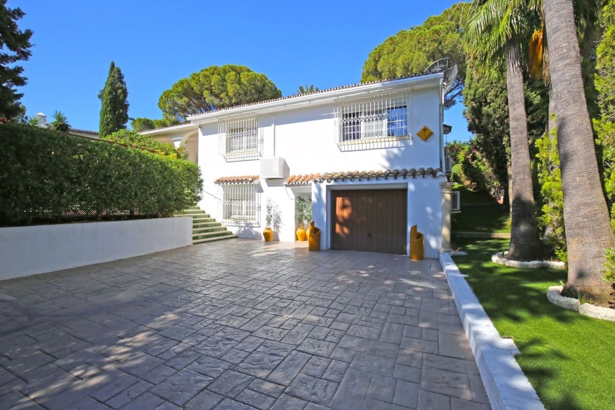 4 bedroom Villa for sale in Marbella with pool garage - € 1,045,000 (Ref: 10001393)
