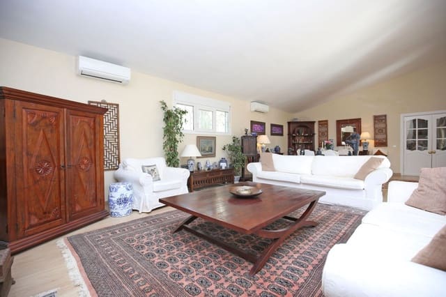 4 bedroom Villa for sale in Marbella with pool garage - € 1,045,000 (Ref: 10001393)