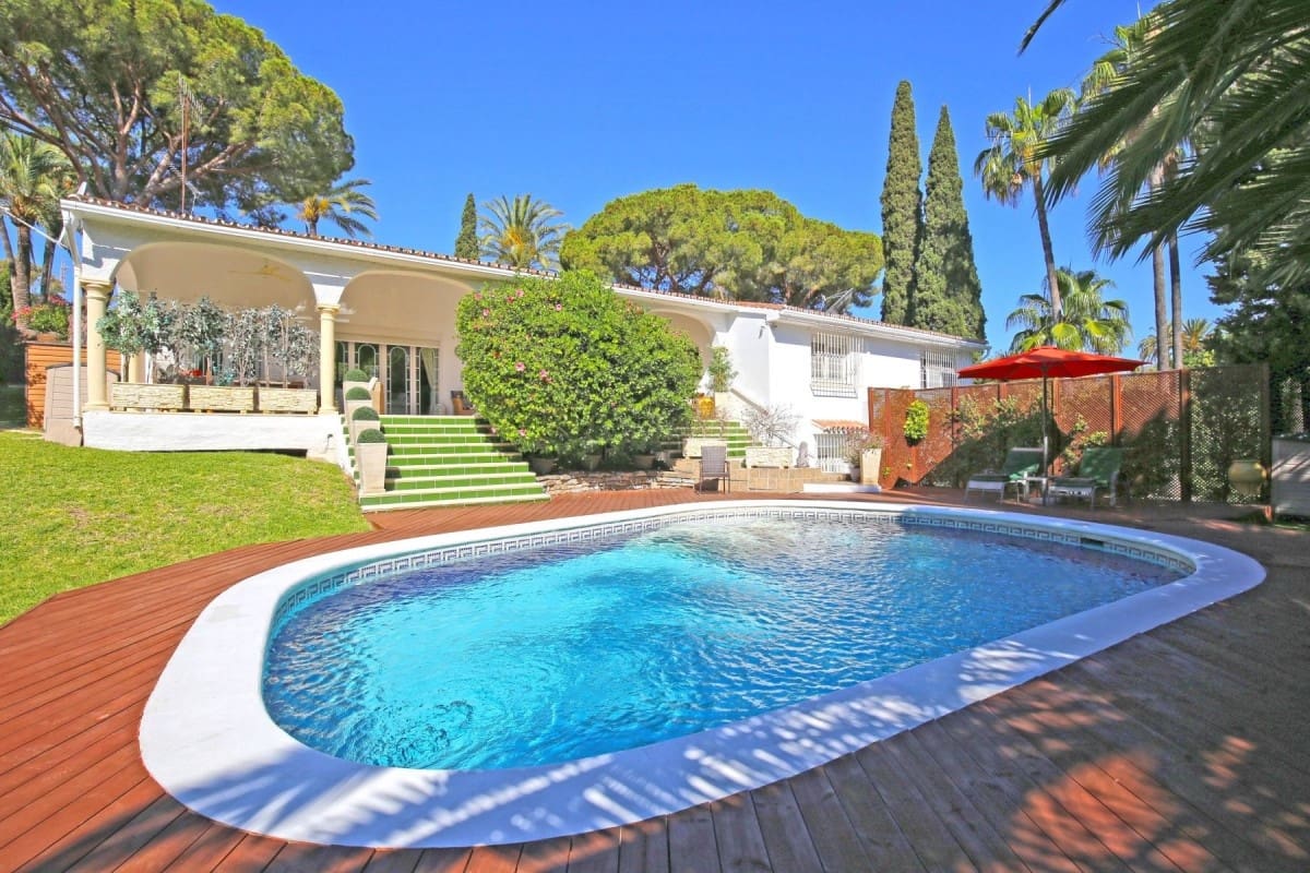 4 bedroom Villa for sale in Marbella with pool garage - € 1,045,000 (Ref: 10001393)