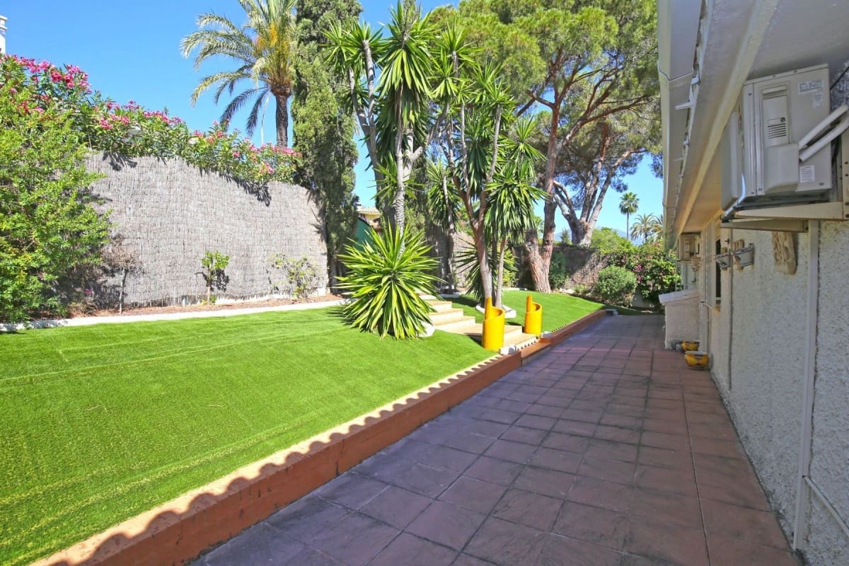 4 bedroom Villa for sale in Marbella with pool garage - € 1,045,000 (Ref: 10001393)