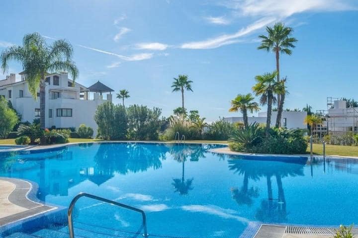 Apartamento de 2 habitaciones en Benahavís en venta con piscina garaje - 350.000 € (Ref: 10001396)