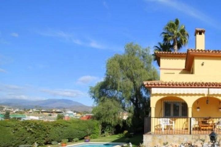 5 bedroom Villa for sale in Marbella with pool garage - € 749,000 (Ref: 10001402)