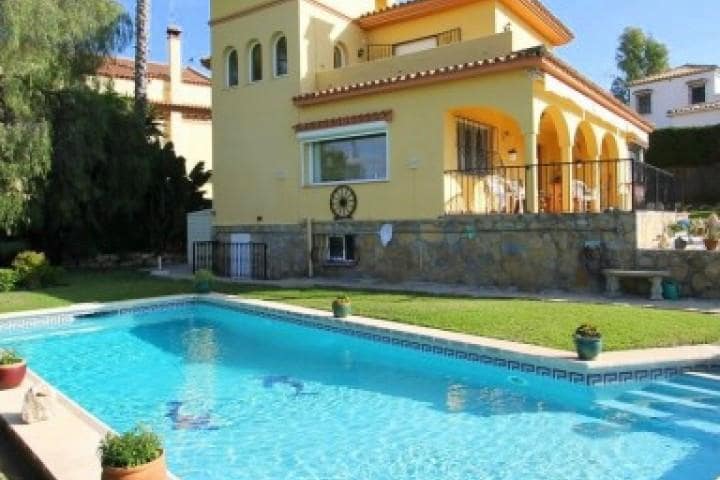 5 bedroom Villa for sale in Marbella with pool garage - € 749,000 (Ref: 10001402)