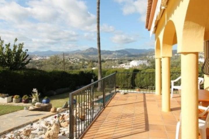 5 bedroom Villa for sale in Marbella with pool garage - € 749,000 (Ref: 10001402)