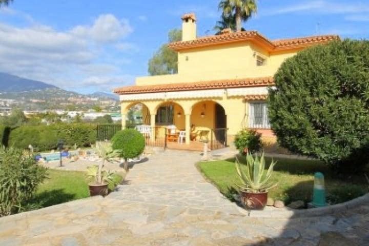 5 bedroom Villa for sale in Marbella with pool garage - € 749,000 (Ref: 10001402)