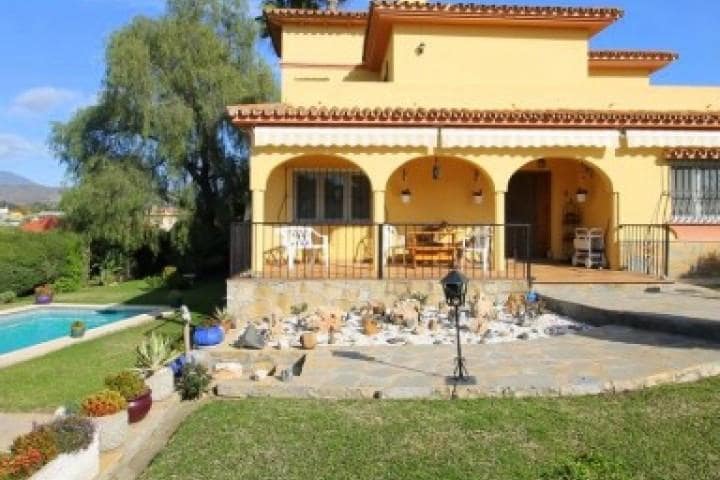 5 bedroom Villa for sale in Marbella with pool garage - € 749,000 (Ref: 10001402)