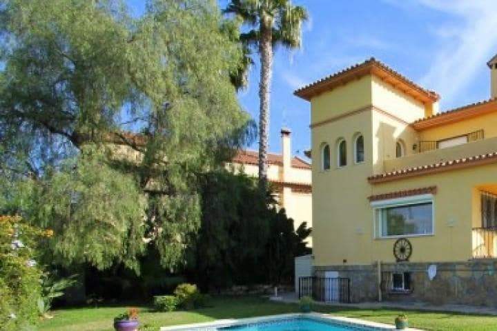 5 bedroom Villa for sale in Marbella with pool garage - € 749,000 (Ref: 10001402)