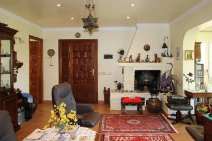 5 bedroom Villa for sale in Marbella with pool garage - € 749,000 (Ref: 10001402)