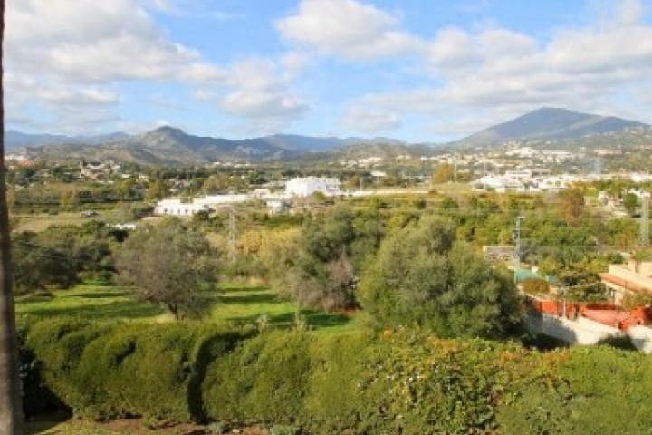 5 bedroom Villa for sale in Marbella with pool garage - € 749,000 (Ref: 10001402)