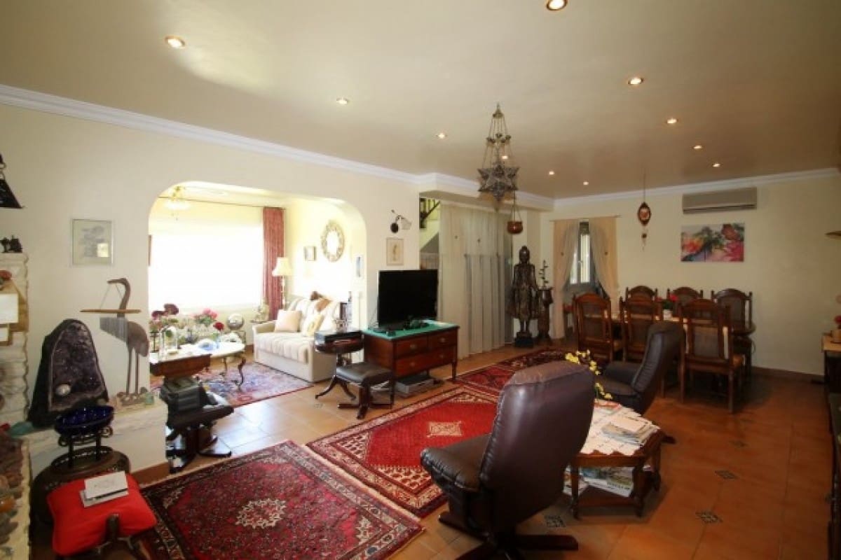 5 bedroom Villa for sale in Marbella with pool garage - € 749,000 (Ref: 10001402)