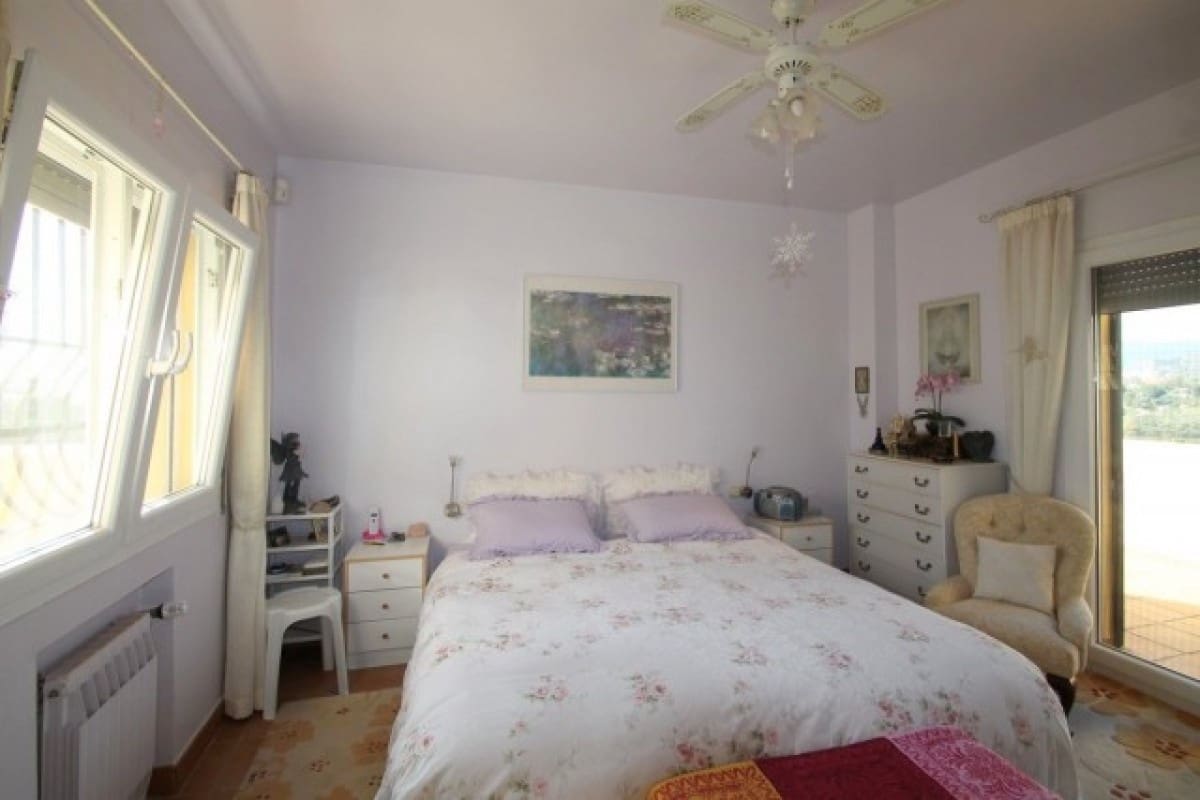 5 bedroom Villa for sale in Marbella with pool garage - € 749,000 (Ref: 10001402)