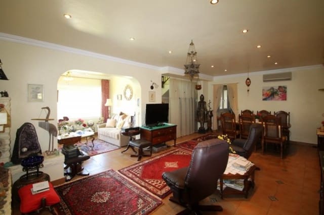 5 bedroom Villa for sale in Marbella with pool garage - € 749,000 (Ref: 10001402)