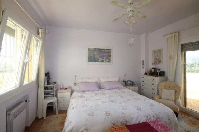 5 bedroom Villa for sale in Marbella with pool garage - € 749,000 (Ref: 10001402)