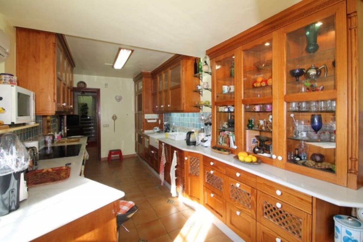 5 bedroom Villa for sale in Marbella with pool garage - € 749,000 (Ref: 10001402)