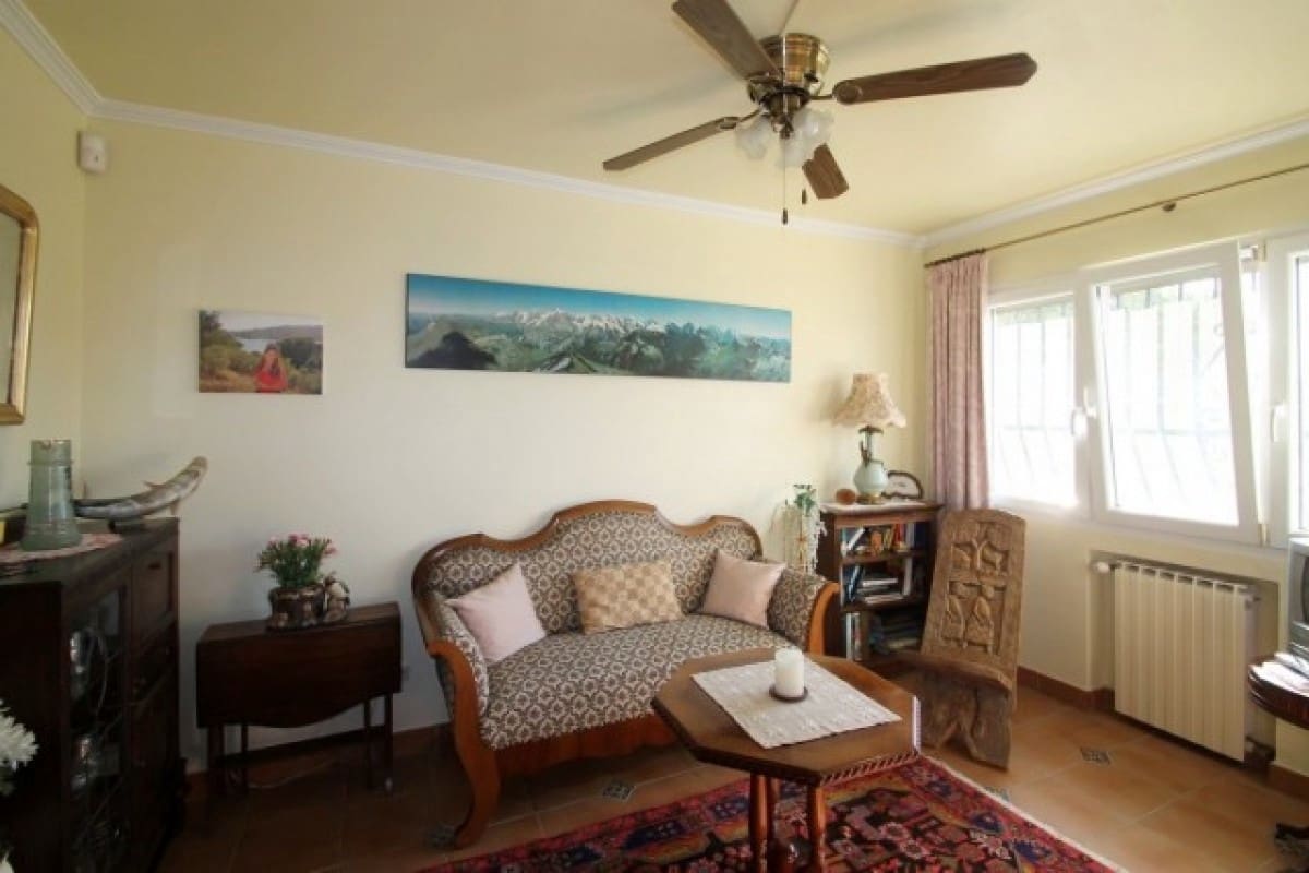 5 bedroom Villa for sale in Marbella with pool garage - € 749,000 (Ref: 10001402)