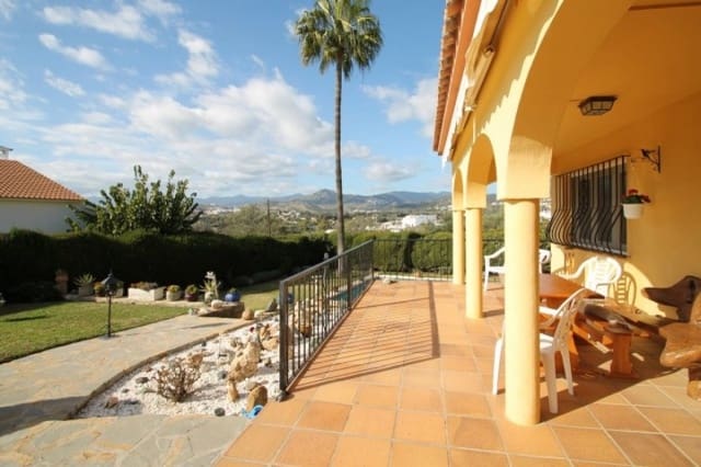 5 bedroom Villa for sale in Marbella with pool garage - € 749,000 (Ref: 10001402)