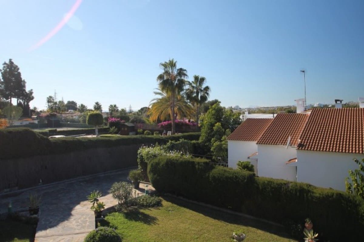 5 bedroom Villa for sale in Marbella with pool garage - € 749,000 (Ref: 10001402)