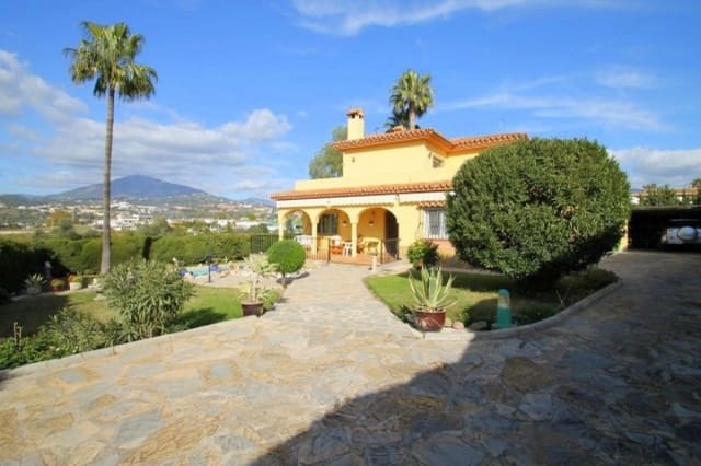 5 bedroom Villa for sale in Marbella with pool garage - € 749,000 (Ref: 10001402)