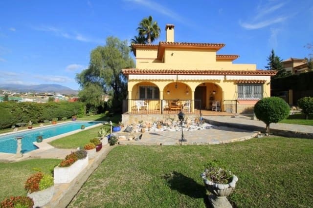5 bedroom Villa for sale in Marbella with pool garage - € 749,000 (Ref: 10001402)