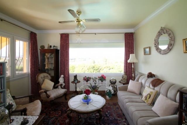 5 bedroom Villa for sale in Marbella with pool garage - € 749,000 (Ref: 10001402)